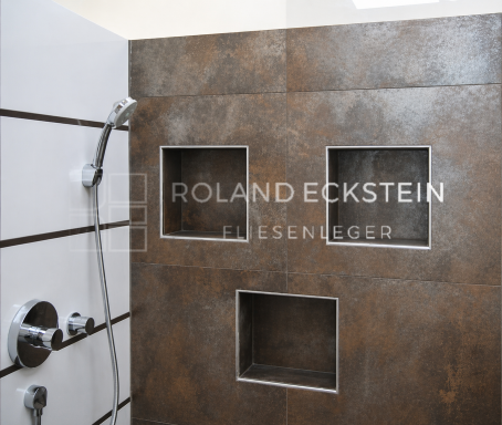 Moderne Dusche mit drei Nischen und zeitgemäßem Design.