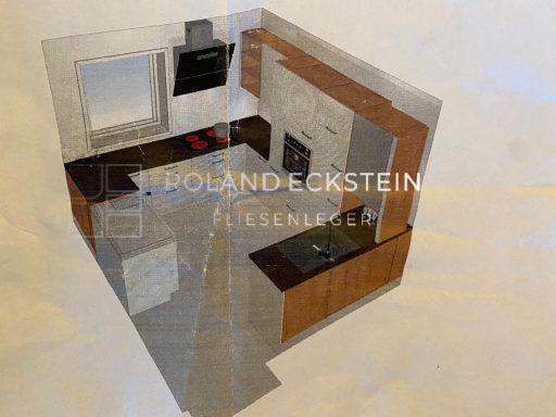 Moderne Küche mit Holzverbauten, Kühlschrank, Herd und offenem Raum.